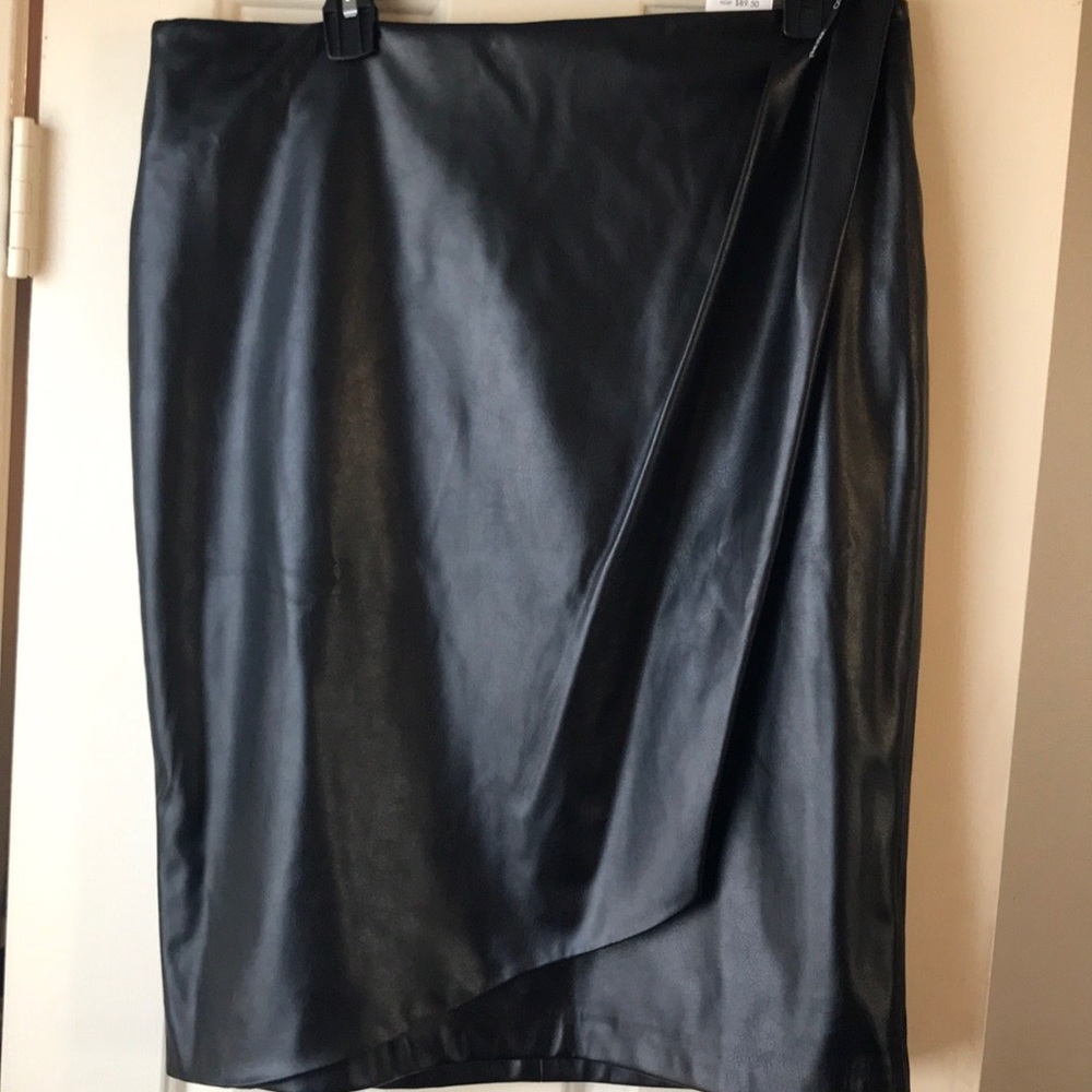 Leather look w/lining zip up skirt
